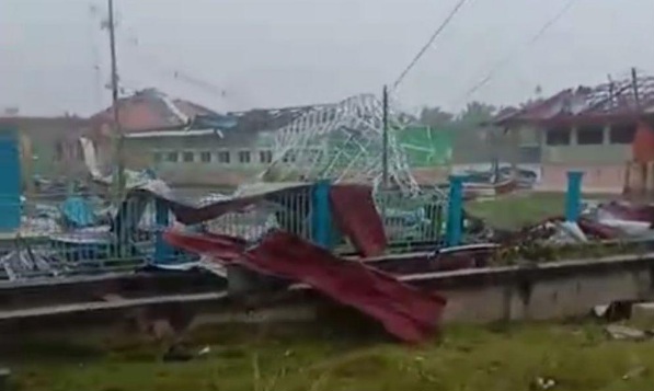 Angin Puting Beliung Terjang Bandar Laksamana Bengkalis, Sekolah Hancur dan Listrik Padam