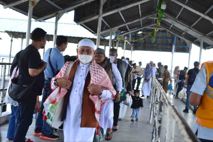 Isak Tangis Bahagia Sambut Kedatangan 110 Jemaah Haji Kepulauan Meranti di Selatpanjang