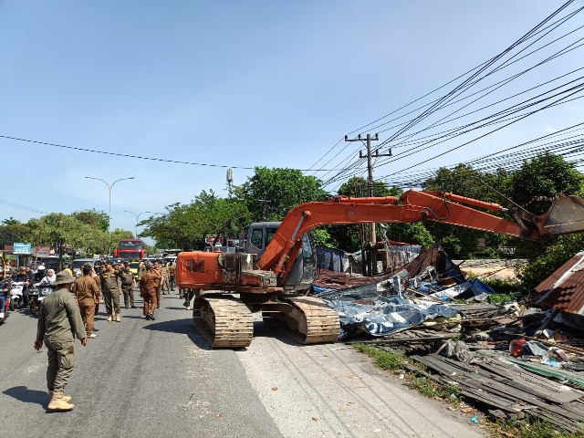 Pemko Pekanbaru Sapu Bersih Lapak PKL di Sepanjang Jalan HR Soebrantas