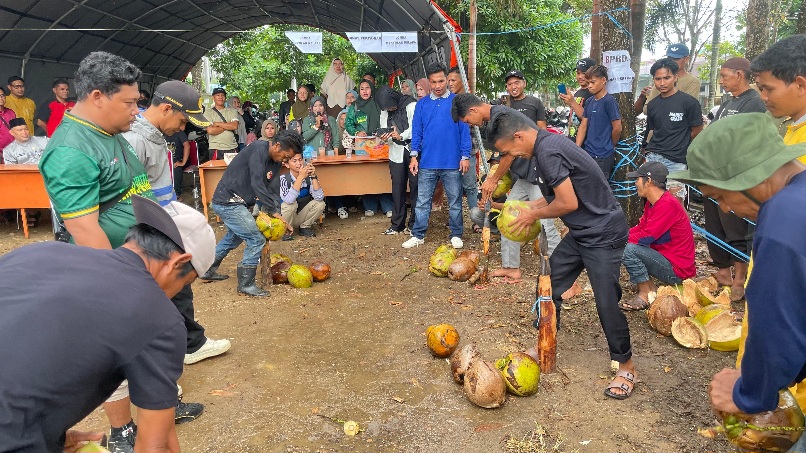 Lomba Menyolak Kelapa Meriahkan Milad ke-61 Inhil, Tradisi Leluhur Tetap Lestari