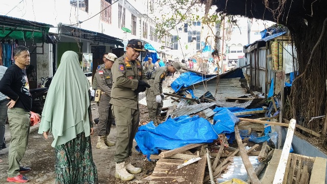 Satpol PP Inhil Tertibkan Kios di Eks Air Mancur dan Pasar Tengah, Dukung Penataan Wajah Kota