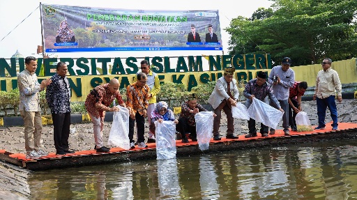 UIN Suska Riau Tebar Benih Ikan dan Perkuat Komitmen Pelestarian Alam