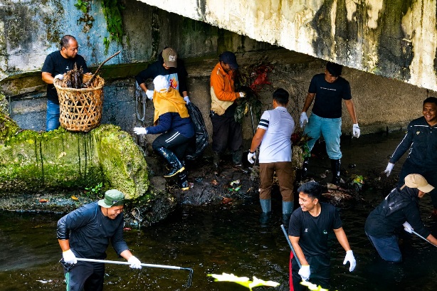 DLHK Pekanbaru Bersama BEM UNRI Goro Bersihkan Sungai Sail dari Sampah
