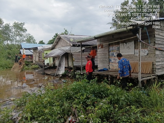 Tanah Longsor Terjang Pasar Lama Enok