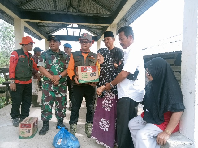 Korban Longsor di Inhil Terima Bantuan Sembako