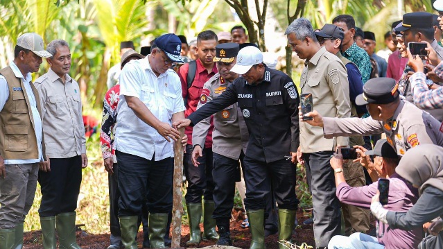 Jaga Gambut Tetap Basah, Menteri LH Perkuat Sekat Kanal di Pelalawan