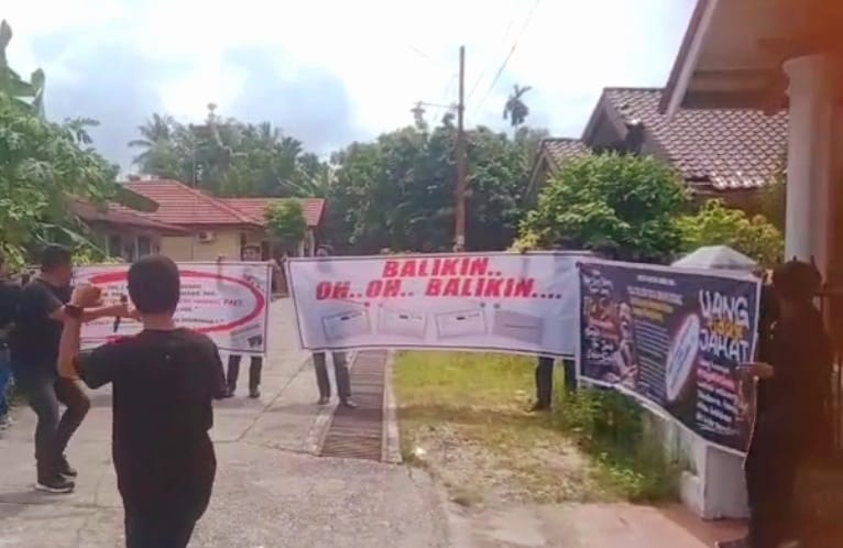 Keluarga Selebgram Pekanbaru Didatangi Penagih Uang Sambil Joget