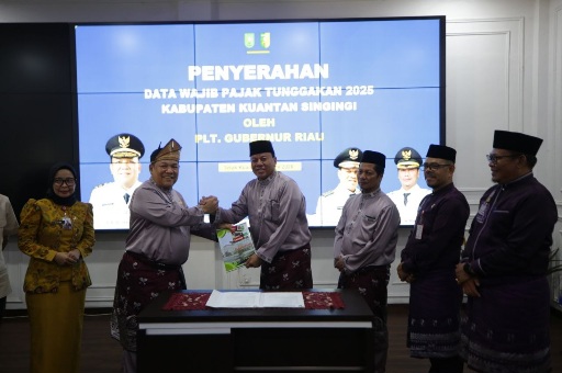 Plt Gubri Serahkan Data Tunggakan Pajak, Rp20,7 Miliar Jadi Bidikan Kuansing
