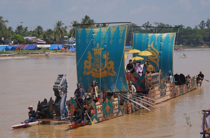 Kapal Harimau Buas Meriahkan Pawai Perahu Hias MTQ Riau