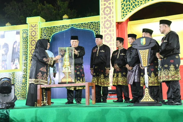Serahkan Piala Bergilir MTQ Riau, Bupati Kasmarni Titip Harapan Besar kepada Kafilah Bengkalis