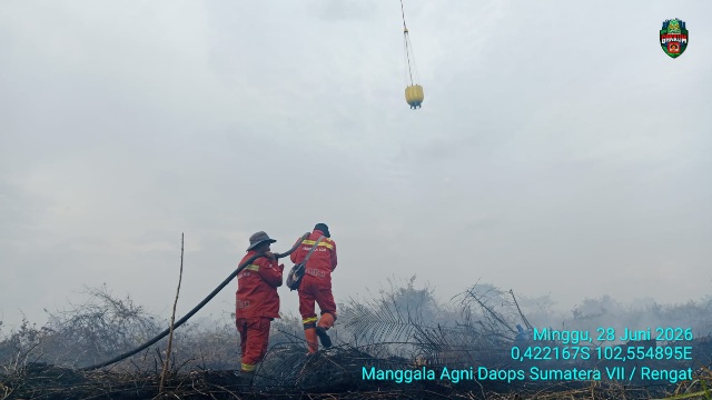 Manggala Agni Berjibaku Padamkan Karhutla di Inhu, Operasi Udara Terus Digencarkan