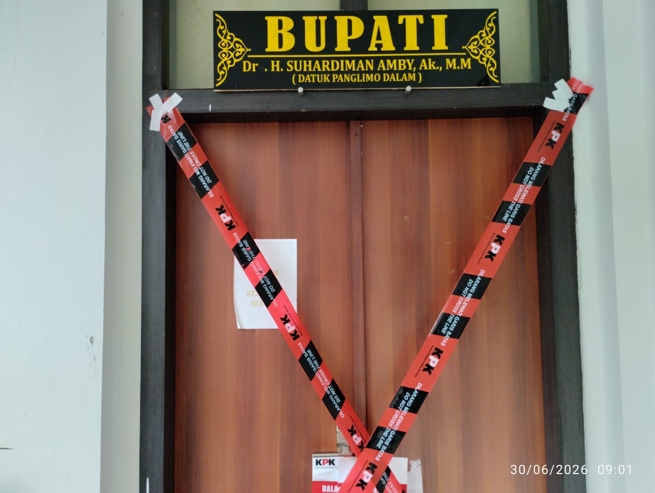 Keberadaan Suhardiman Amby Belum Diketahui, KPK Segel Kantor Bupati Kuansing