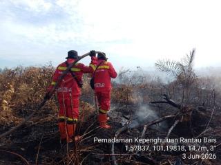 Manggala Agni Hadang Pergerakan Api di Rantau Bais