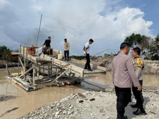 Polisi Bakar 2 Rakit Emas Ilegal di Kuansing