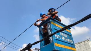 Rusak Estetika dan Bahayakan Masyarakat, Wako Pekanbaru Tertibkan Kabel Fiber Optik