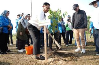 Plt Gubernur Riau SF Hariyanto Pimpin Penanaman Pohon di Stadion Utama