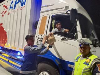Tekan Angka Kecelakaan, PT HK Bersama Polda Riau dan Polres Siak Bagikan Kopi Gratis di Tol Permai