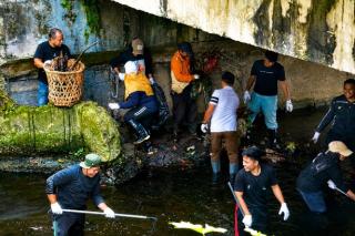 DLHK Pekanbaru Bersama BEM UNRI Goro Bersihkan Sungai Sail dari Sampah