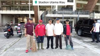 Janji Berikan Rasa Nyaman Bagi Masyarakat, KONI dan Dispora Bersih-bersih di Stadion Utama Riau