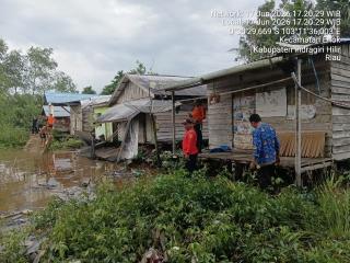 Tanah Longsor Terjang Pasar Lama Enok