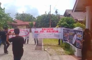 Keluarga Selebgram Pekanbaru Didatangi Penagih Uang Sambil Joget