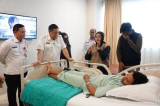 Besuk Mahasiswa Korban Pemukulan, Plt Gubri Serahkan Biaya Pengobatan hingga Bantuan Pendidikan