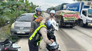 Jalan Lintas Timur Pelalawan Sempat Macet Parah, Polisi Tindak Tegas Pengendara Nakal