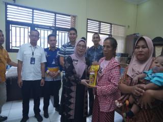 Wakil Bupati Kampar Tinjau Langsung Penyaluran Bantuan Pangan di Desa Petapahan