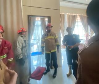 Respon Cepat dan Sigap, Damkar Berhasil Jinakkan Api Plafon Gedung Dinas Ketahanan Pangan Riau