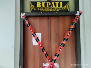 Keberadaan Suhardiman Amby Belum Diketahui, KPK Segel Kantor Bupati Kuansing