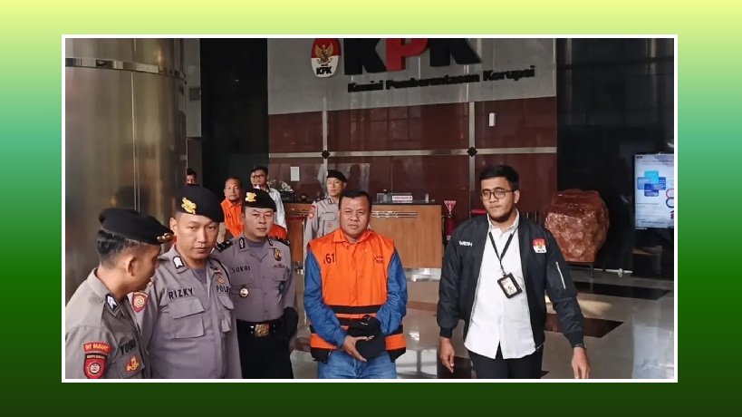 Resmi Jadi Tahanan KPK, Bupati Kuansing Suhardiman Amby Cs Kenakan Rompi Oranye Kode Nomor