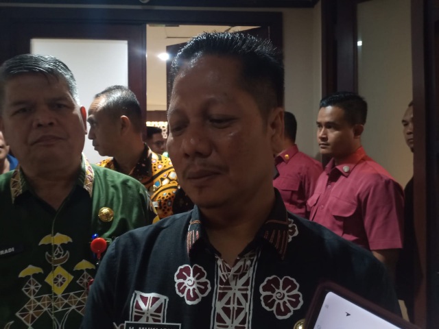 SF Hariyanto Serahkan SK Plt Bupati Kuansing kepada Mukhlisin