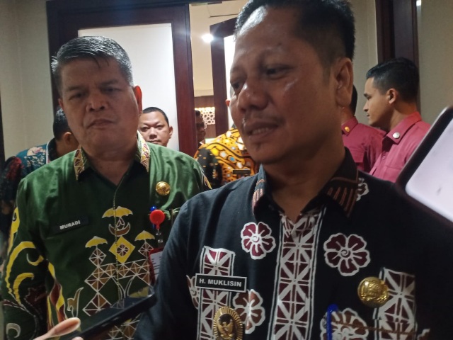 Tetap Ngantor di Tengah Badai OTT, Plt Bupati Kuansing Mukhlisin: Yang Penting Pelayanan Berjalan