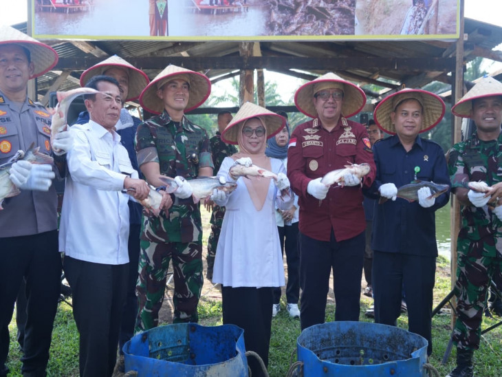 Wabup Misrianti Panen Raya Ikan Patin di Yonif 132/Bima Sakti