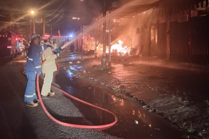 Warung Ampera dan Toko Sembako Ridho di Jalan Belimbing Hangus Terbakar