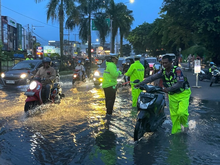Hujan Lebat 3 Jam Sebabkan Jalan Sudirman dan Jalan Diponegoro Pekanbaru Tergenang