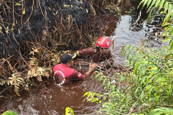 Sumber Air Kian Surut, Manggala Agni Rela Kuras Lumpur Kanal Cacing demi Padamkan Karhutla