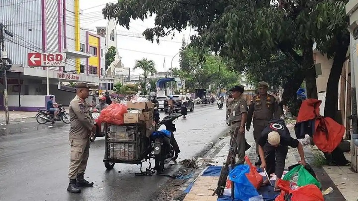 Pedagang Pasar Tumpah di Jalan Ahmad Yani Jangan Berjualan di atas Jam Delapan Pagi