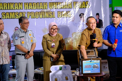 Bentuk Apresiasi Wajib Pajak, Tim Pembina Samsat Riau Bagikan Logam Mulia dan Motor