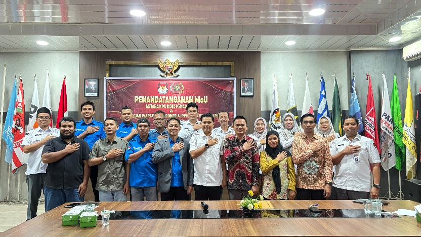 ‎Perkuat Demokrasi, KPU dan PWI Pekanbaru Resmi Jalin Kerja Sama Strategis Tangkal Hoaks Pemilu