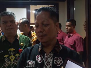 SF Hariyanto Serahkan SK Plt Bupati Kuansing kepada Mukhlisin