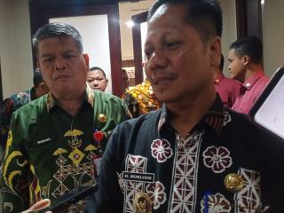Tetap Ngantor di Tengah Badai OTT, Plt Bupati Kuansing Mukhlisin: Yang Penting Pelayanan Berjalan