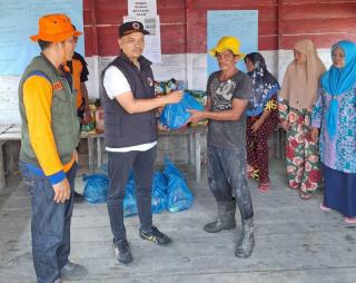 BPBD Inhil Salurkan Bantuan untuk Korban Abrasi di Sungai Nyiur Inhil