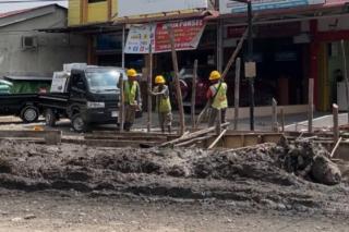 Pekerjaan Fisik Digesa, Saluran Air 1,2 Km di Jalan Dharma Bakti Mulai Dibangun
