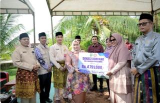 Bupati Kasmarni Salurkan Bantuan Korban Puting Beliung di Desa Api-Api