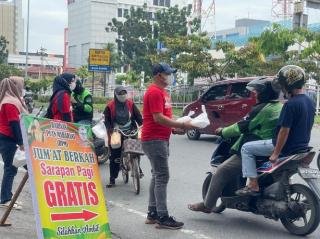 Kisah Inspiratif Relawan Barisan Puan Maharani Riau Lewat Jumat Berkah