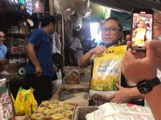 Mendag Zulkifli Tinjau Pasar Cik Puan Pekanbaru, Harga Bahan Pokok Stabil