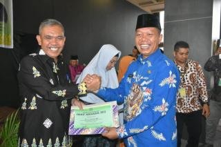 Pj Bupati Kampar Terima IKST Award 2022 Bidang Pemerintahan