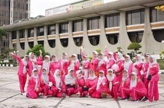 Sempena HUT ke 23, Dharma Wanita Provinsi Riau Lakukan Gerak Jalan Santai