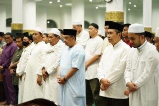 Gubernur dan Wagub Riau Shalat Tarawih Pertama di Masjid Raya Annur Pekanbaru